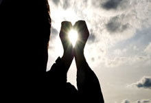 沙特媒体：卡迪什额头伤口已缝合，球员无大碍.